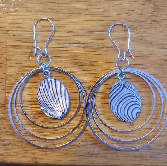 Black and White Shell Hoop Earrings - Picture 4 of 6